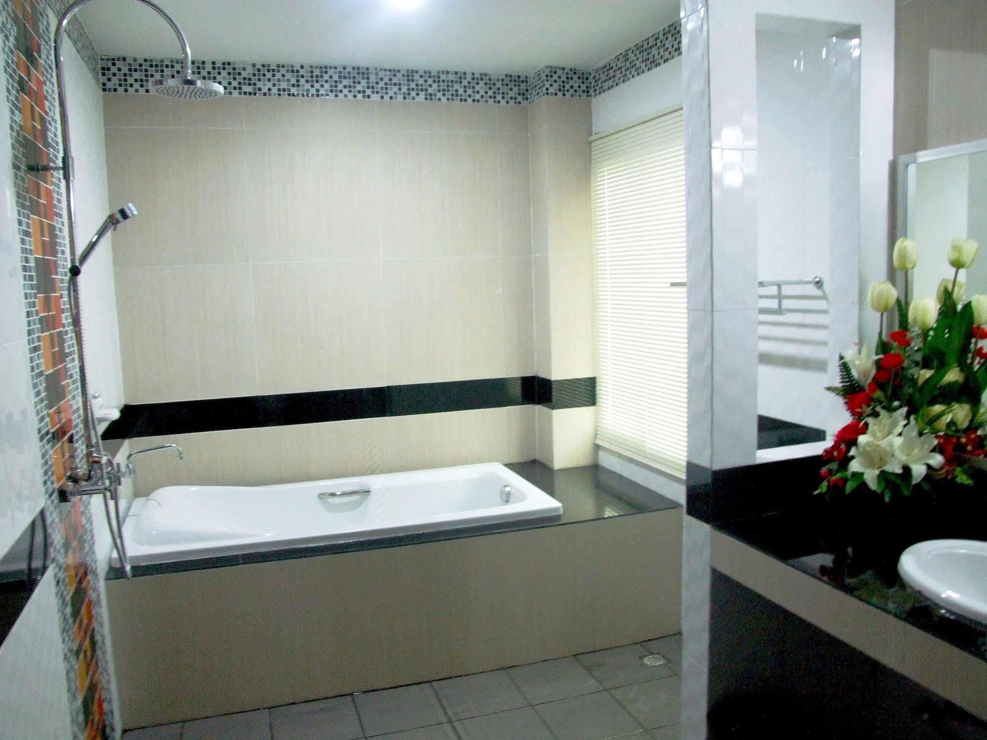 Ruan Rim Nam Hotel Roi Et Exterior photo